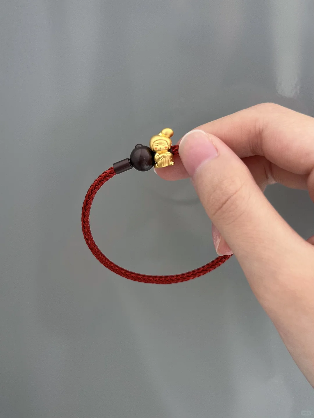 妈妈给买的小手链太喜欢喽