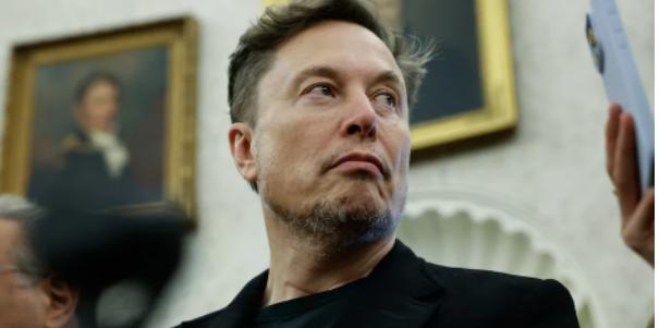 马斯克这下被两头堵了，马斯克私下偷偷要求特朗普，限制乌克兰星链系统速度，又甩锅给