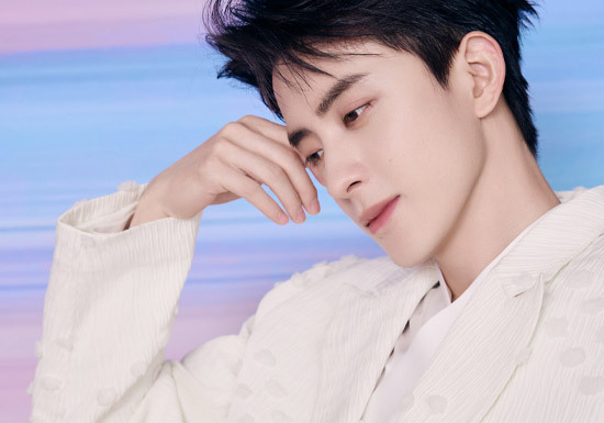 敖瑞鹏被跟车被私生跟车围堵，敖瑞鹏质问时难掩怒气，对方却嬉皮笑脸。这已不是首次，