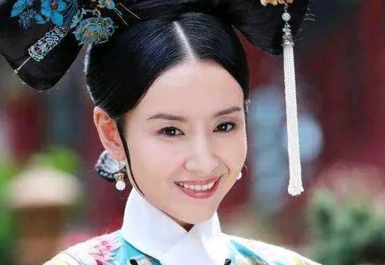 1748年，乾隆皇帝最宠爱的富察皇后去世了。他悲痛异常，杀了两个总督，革职了一批