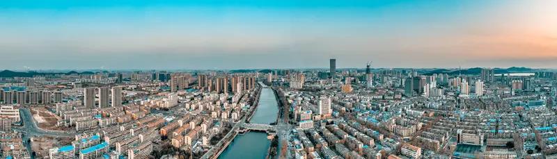 徐州在江苏地位独特。它是苏北经济实力最强的城市，经济体量长期排江苏第六。早在20