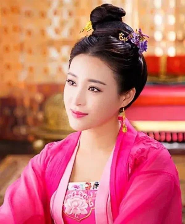 一天，宋太宗询问太子乳母：“太子最近脸色不好，他身边都有谁？” 乳母将实情相告。