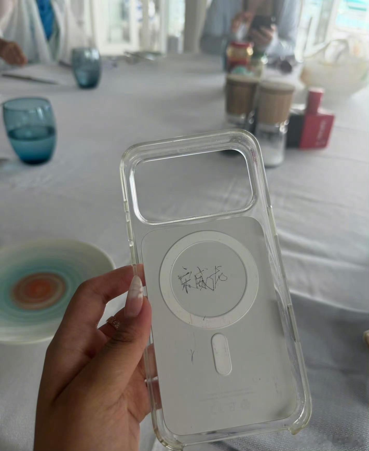 网友马尔代夫偶遇宋威龙张逸杰宋威龙在马尔代夫给粉丝签名马尔代夫海边惊喜邂逅！路人