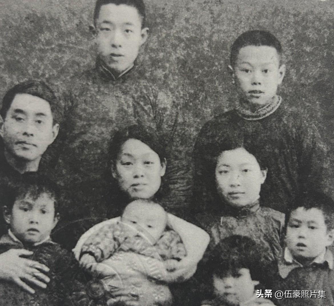 1938年2月，杨武之全家和侄儿、侄女摄于汉口。后排左起为杨振声、杨振宁；坐者左