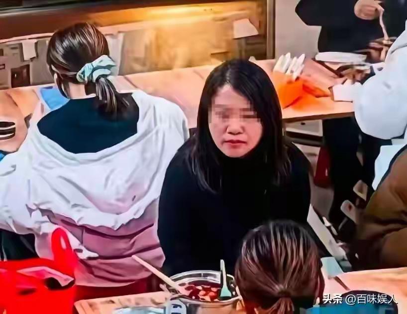 有些人能怎么这么坏？
在一家螺蛳粉的餐馆中，一黑衣女子将自己碗里的螺蛳粉红汤，拿