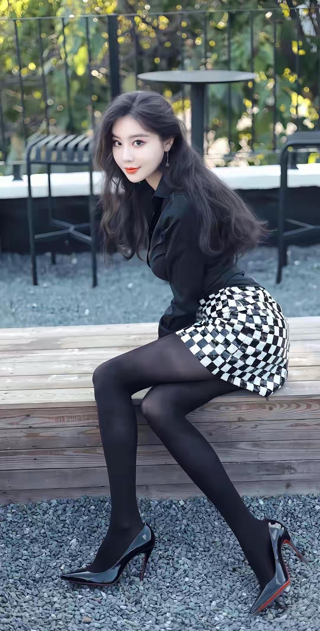 说到眼神动人的女孩，不得不提几个星座。天蝎女的眼神深邃内敛，像藏着无数故事的海洋