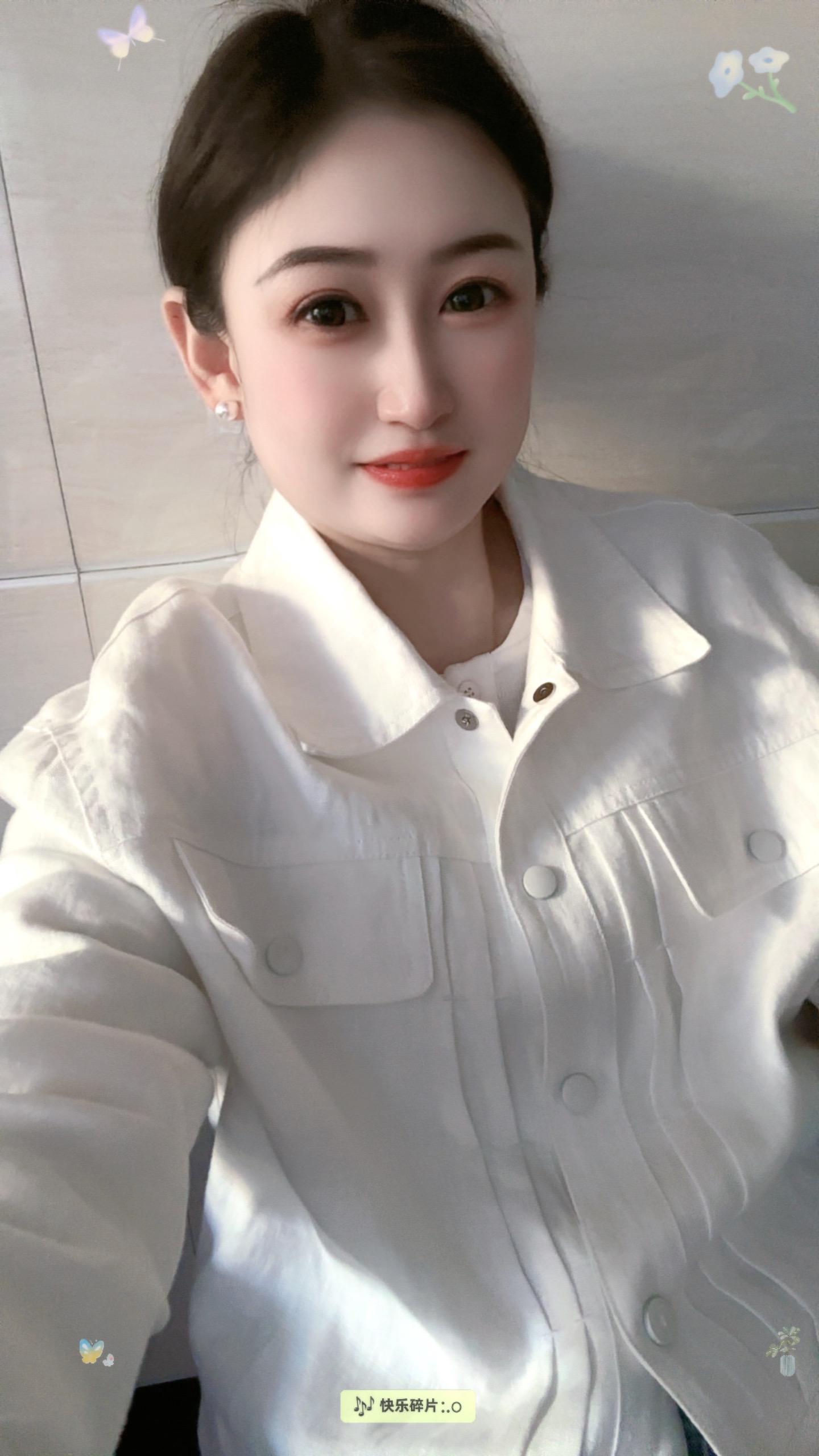 风又吹过眼里的愁，回不去的从前，都藏在这首歌里了 ！