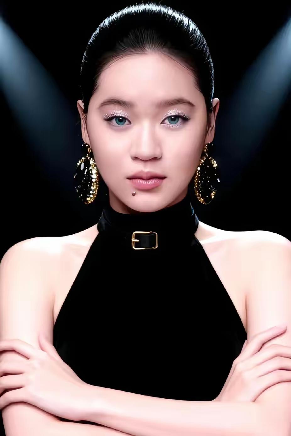 全红婵的痣长得是真好啊，
虽然那么大一颗，但是完全阻挡不了她的气质，是个有福之人