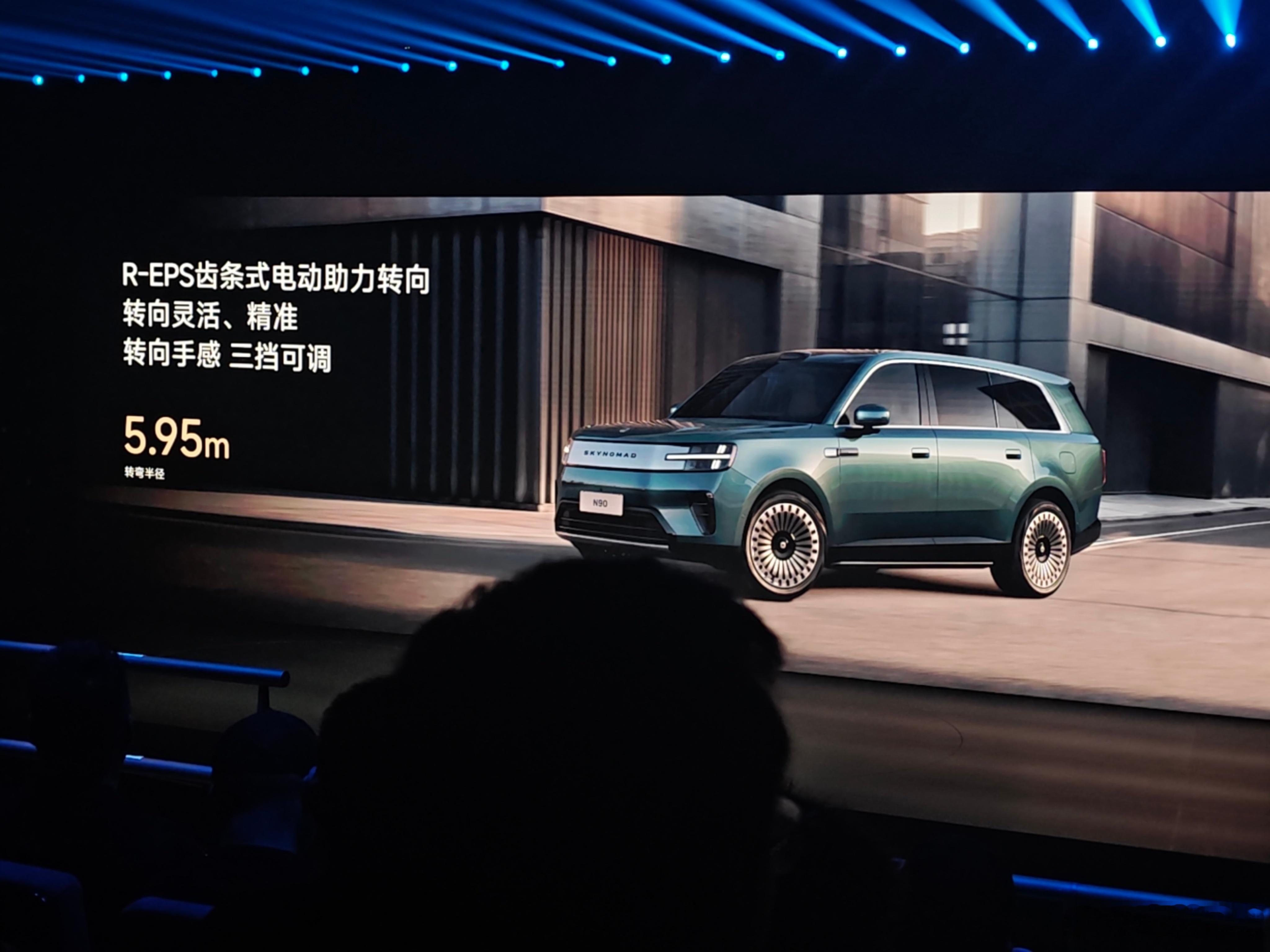 虽然没有后轮转向，但对于车长5m3的N90来说5.95m的转弯半径已经做的非常小