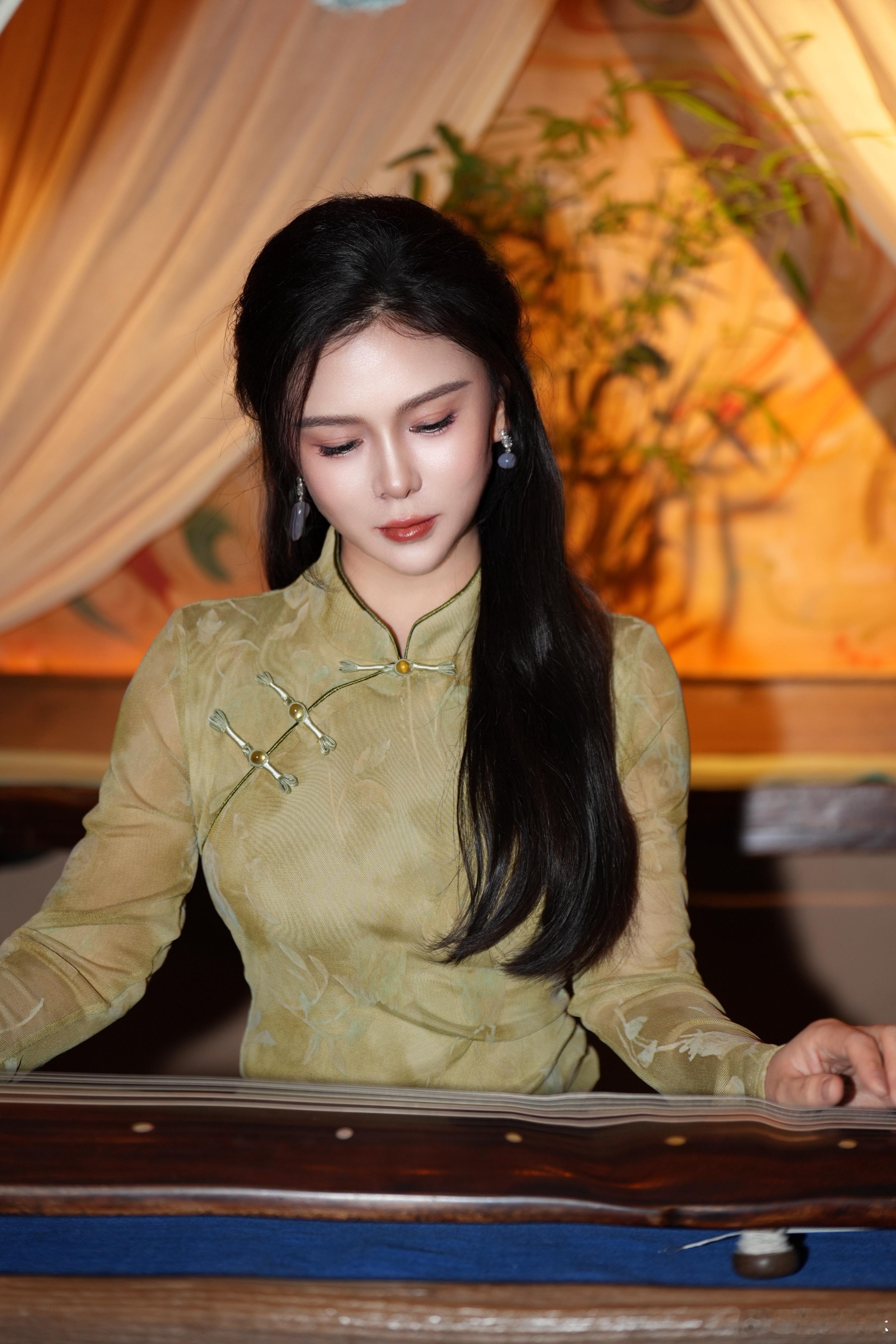 凤凰网主持人刘美希谁懂这种高级感！刘美希的新中式造型摒弃了浮夸，叶叶菩提的元素透