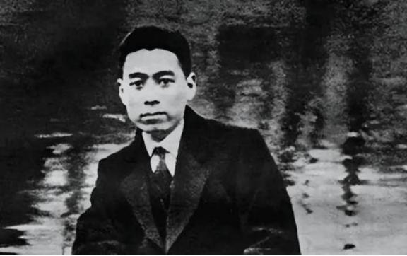 1927年，周恩来被捕。谁料，审讯他的人，竟是他的学生。他凑近周恩来，轻声说：“