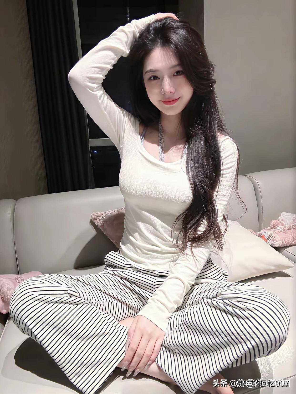 慵懒午后，最适合换上舒适穿搭享受宁静。就像春日临水下午茶那氛围感穿搭，女孩穿黑色