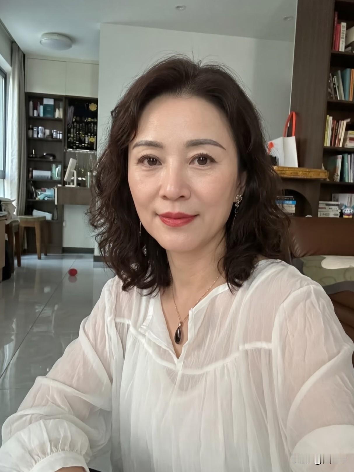 40岁才明白：所谓的中年危机，其实是“懂事”的代价！

今早刷牙的时候，盯着镜子