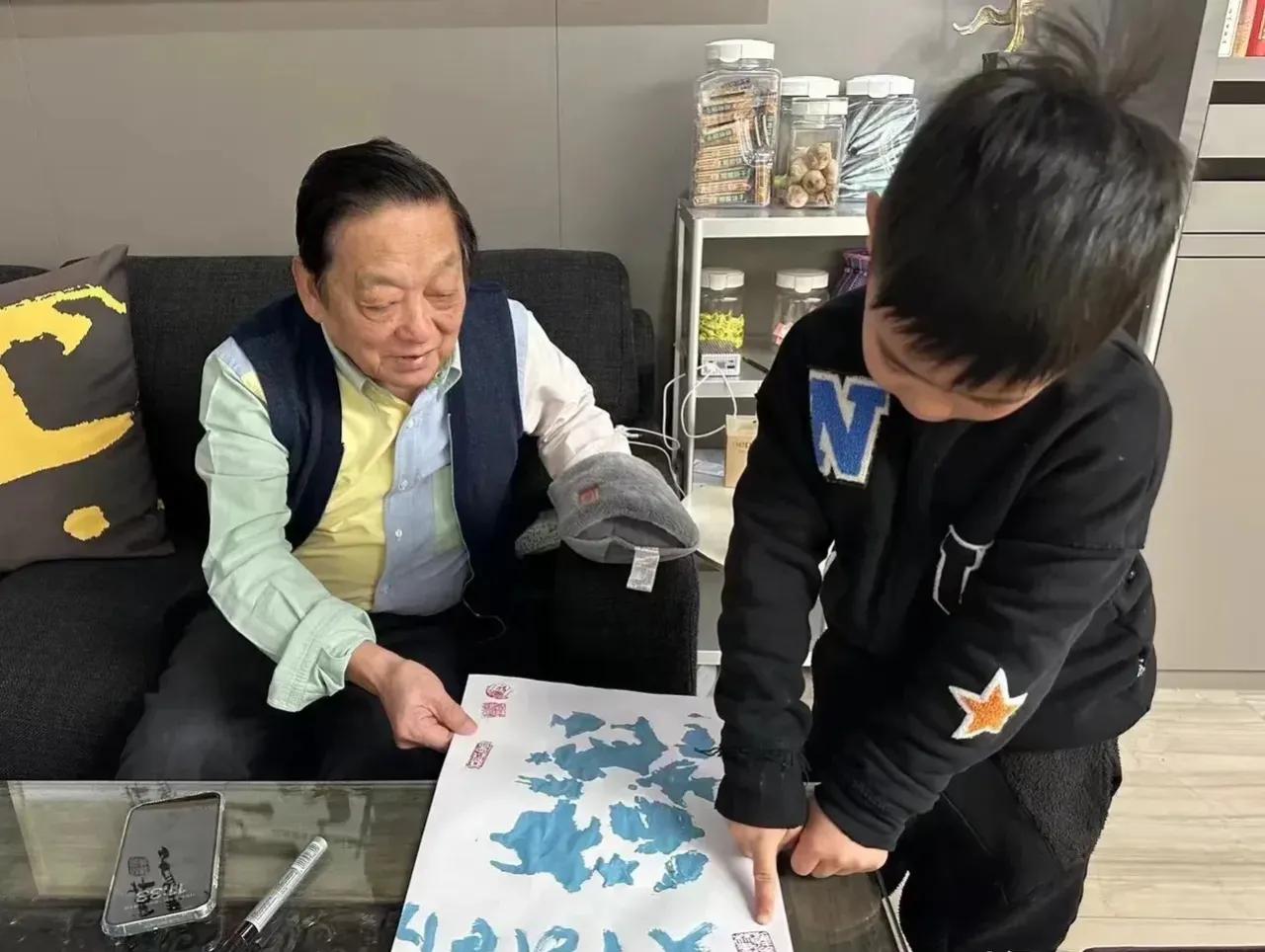 87岁的大画家韩美林5岁的儿子在画桌上画画涂鸦，韩美林在一旁指导的照片曝光！

