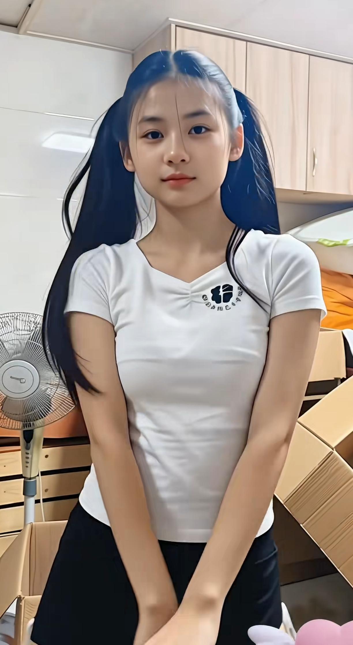 超长马尾辫女孩，似笑非笑的面容讨人喜欢！