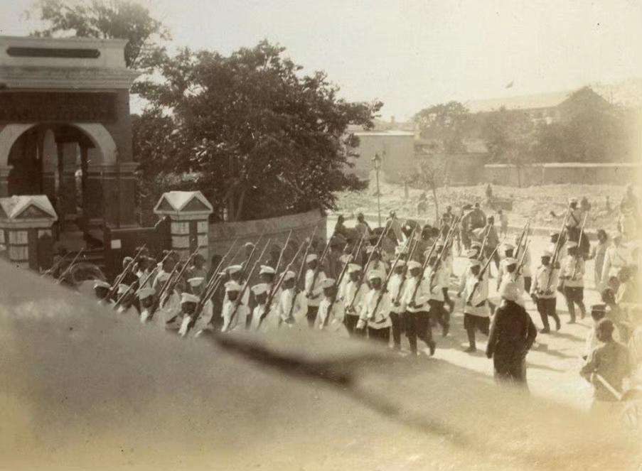 这是英国人拍摄的1900年八国联军攻占天津的老照片
1900年6月，八国联军攻陷