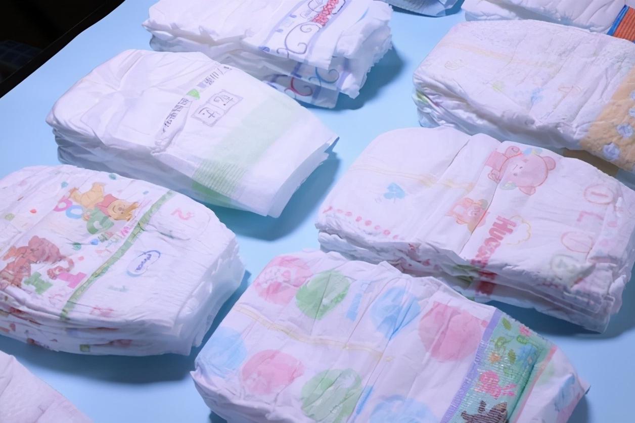 纸尿裤里检出“禁用品”，品牌却拿国标当作挡箭牌。

这哪是护娃，分明是“投毒”？