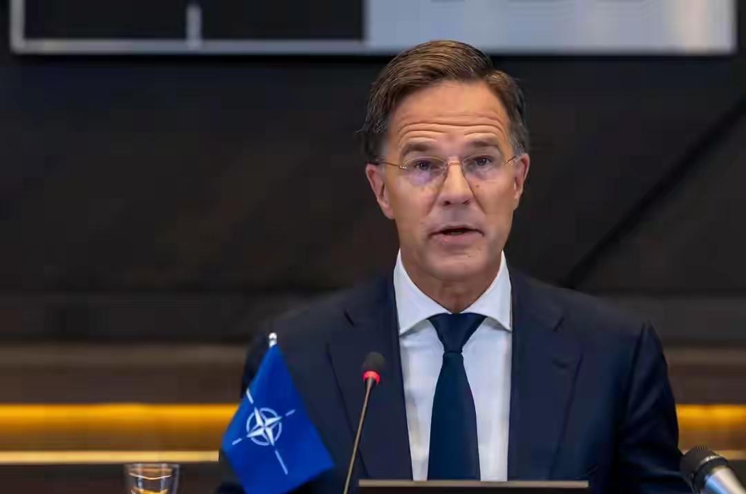 吕特这次是真急了，把“爸爸梗”背后的焦虑全摊牌了！美国想减负东移，却逼欧洲把军费