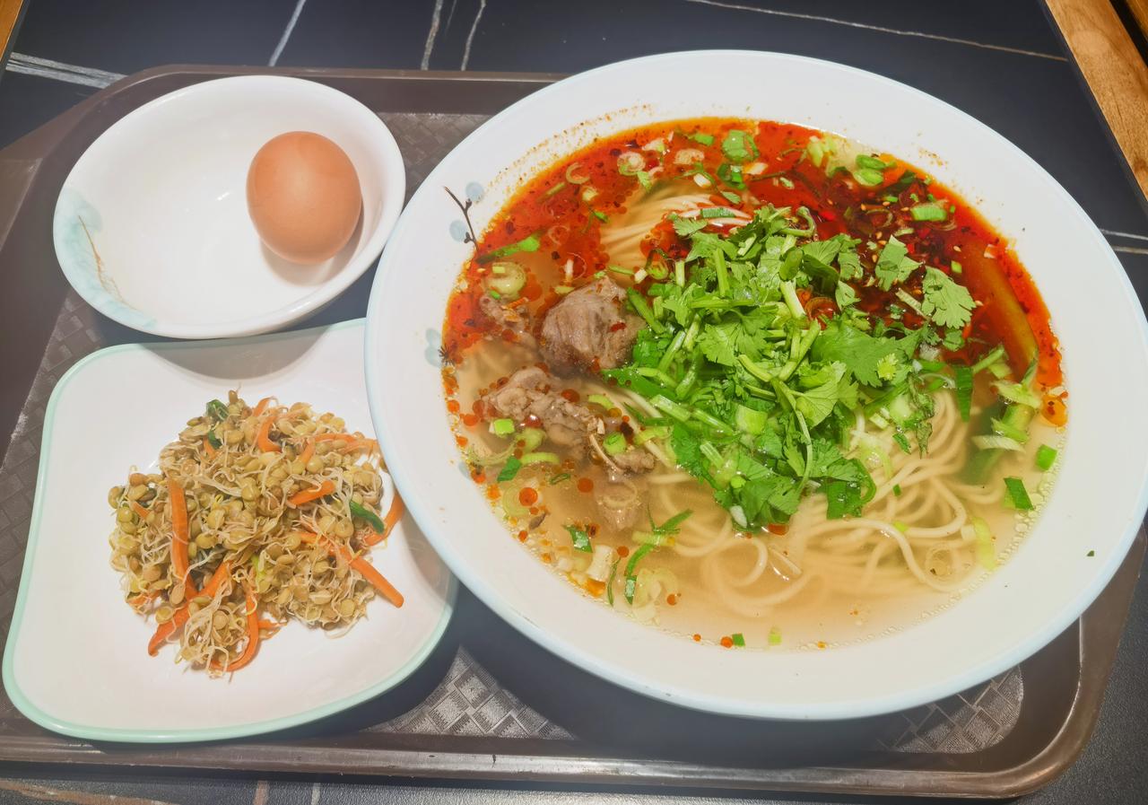 来兰州，怎能不吃一碗牛肉拉面[爱慕]
中川机场的面，凑合吃一下吧[呲牙]
转战下