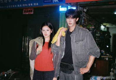 宋威龙张婧仪互关后发合照野狗骨头追剧人今日圆满！之前宣传约定互关发合照，现在双向