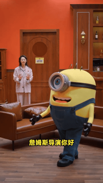 嘻哈向小黄人求职演怪兽 谁能抵挡这份双倍快乐！嘻哈演员表演超有水准，一旁小黄人笑