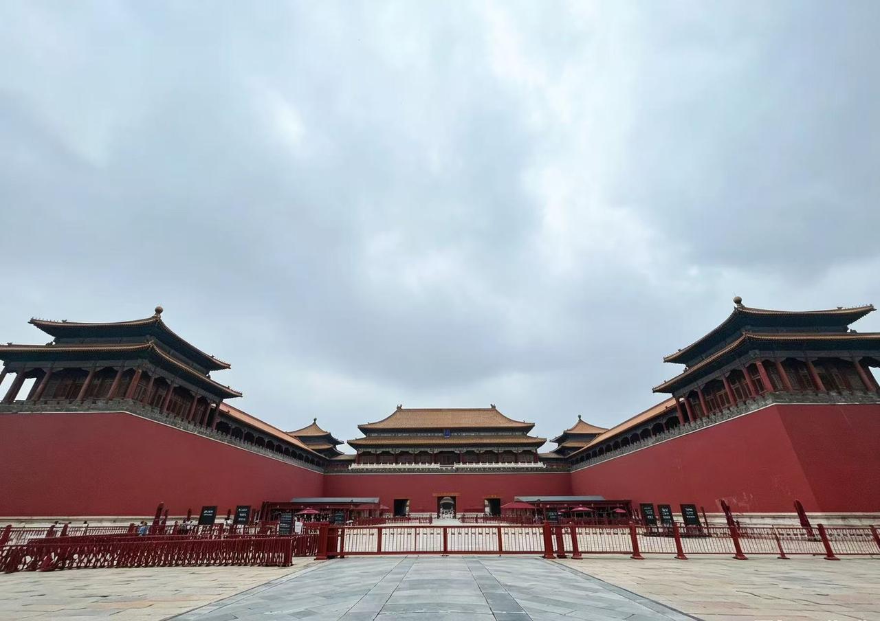 天气不错，吃完饭♥
☞皇院溜达两圈⭕