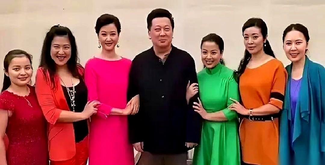 刷到宋祖英老师一张近照，说真的，我有点恍惚。
不是因为她老了，也不是因为她变了。