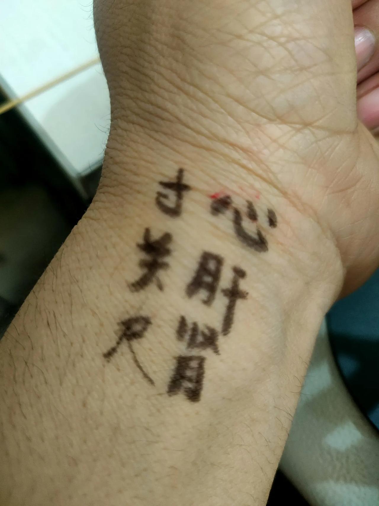 开始学习中医把脉了
在抖音上每天都刷到
很多可怜的癌症患者
他们非常可怜
承受着