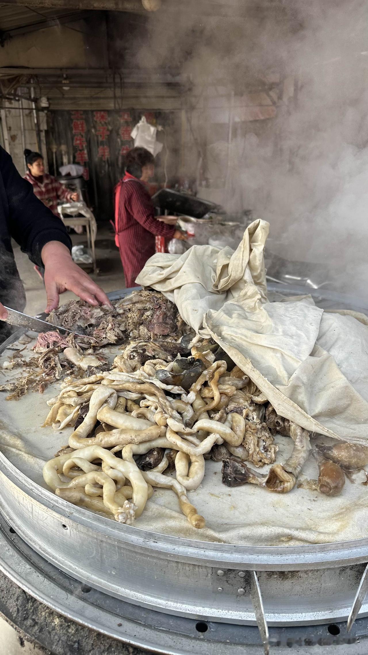以往我仅吃过柘城的垛子羊肉，其口感薄脆又香，蒸羊肉我还是首次品尝。驱车前往慈圣镇