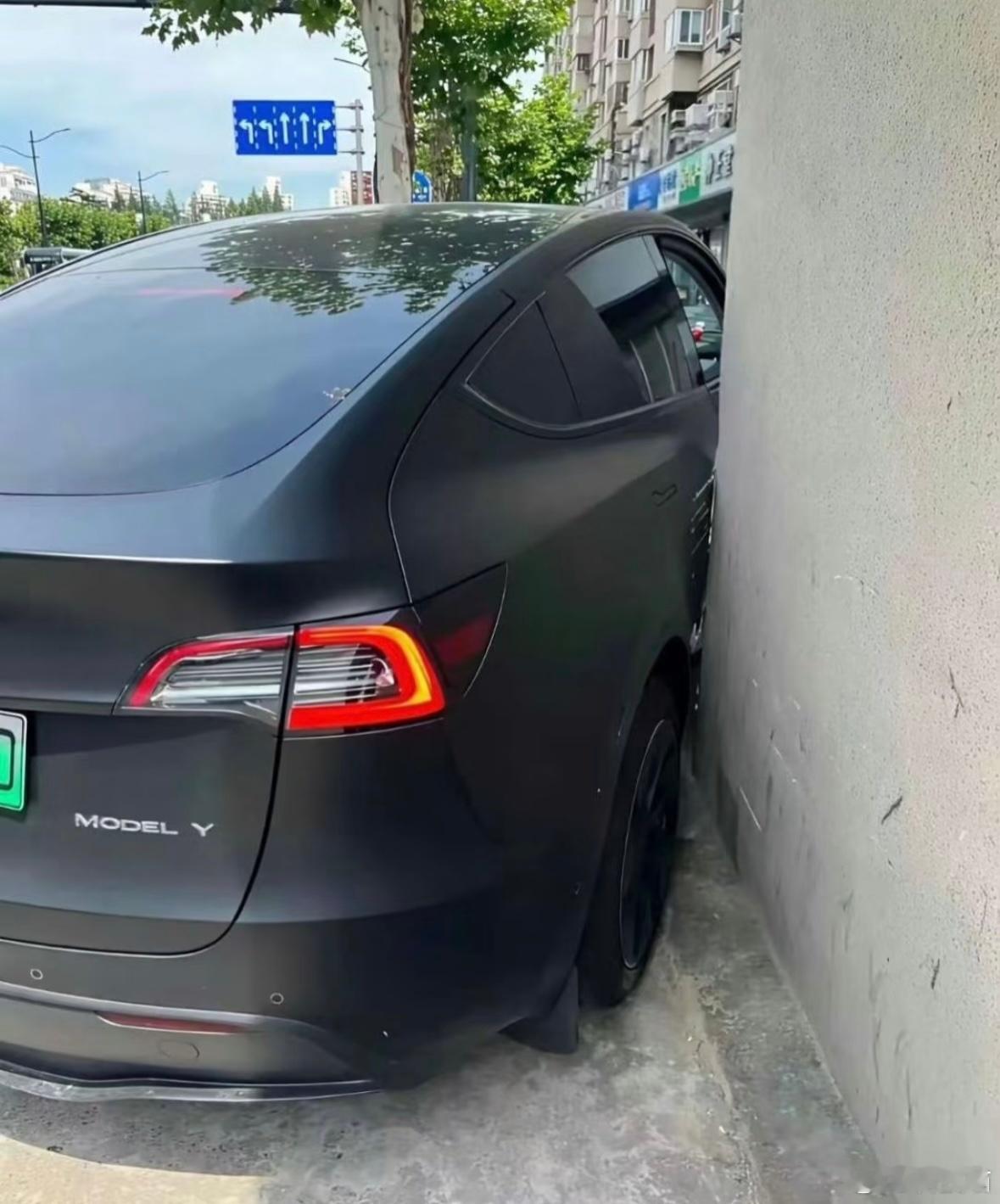 开车遇到这种情况，该怎么打方向盘？ 