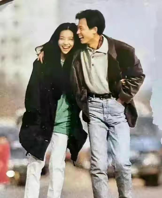 笑语盈盈，情意绵绵。还有多少人记得他俩？记得这部剧，记得这张照片，记得那个年代，