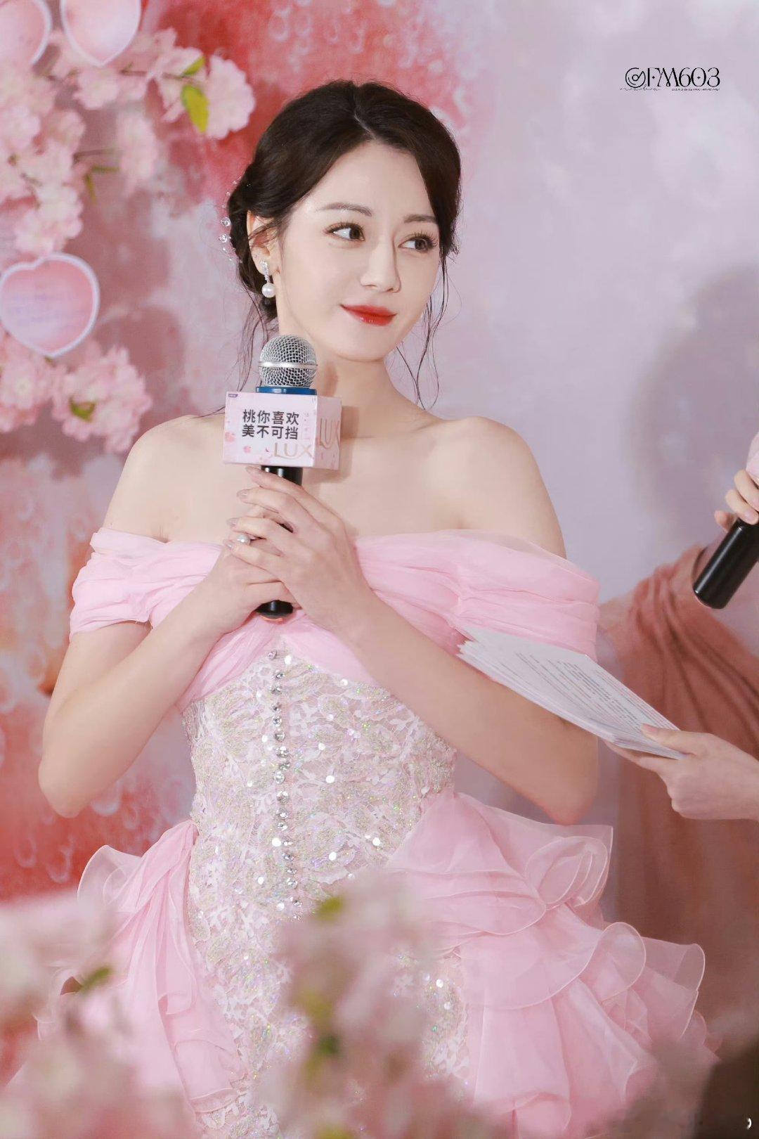 她真的是公主#迪丽热巴眼里有活# ​​​