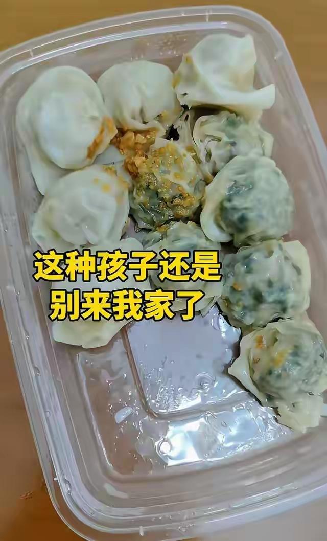 这种贪吃的小孩以后不要到我家里来玩，他竟然一口气吃了我家四只饺子！

你们知道吗