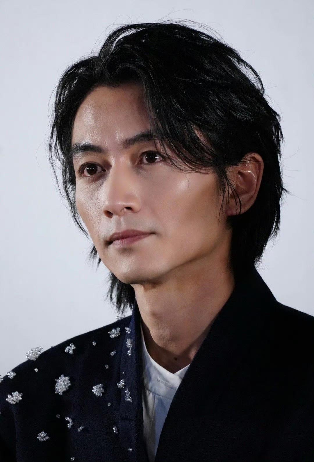 当真是男人比女人了解男人
给我爸看了下面这张陈晓的照片
没想到给出了这样的结论