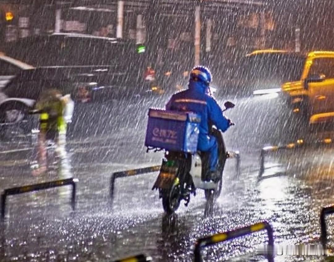 外卖员大雨超时送餐你会给差评吗大雨天路滑视线差，外卖小哥骑车送餐本来就危险，超时