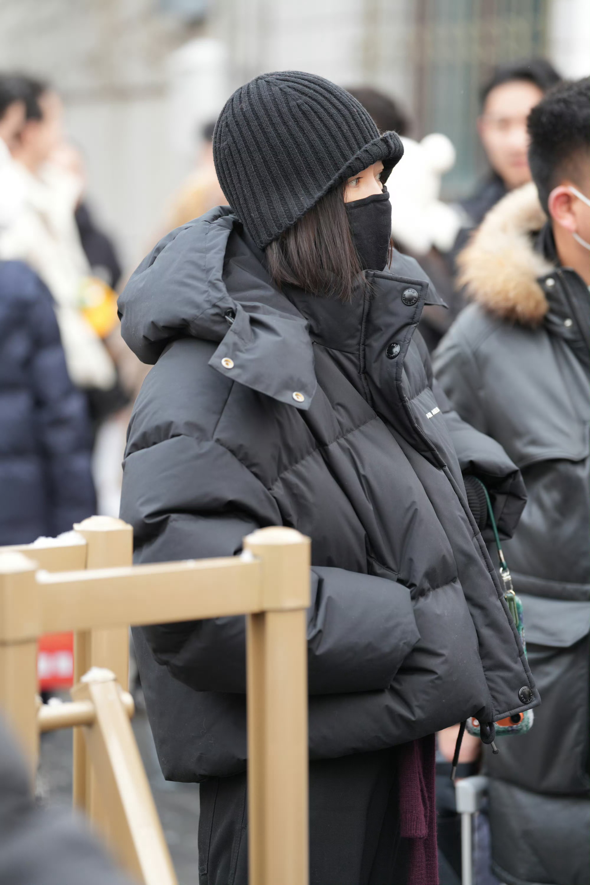 秦岚现身马年春晚彩排秦岚马年春晚彩排路透来啦。大雪纷飞中，她身着黑色羽绒服，既保