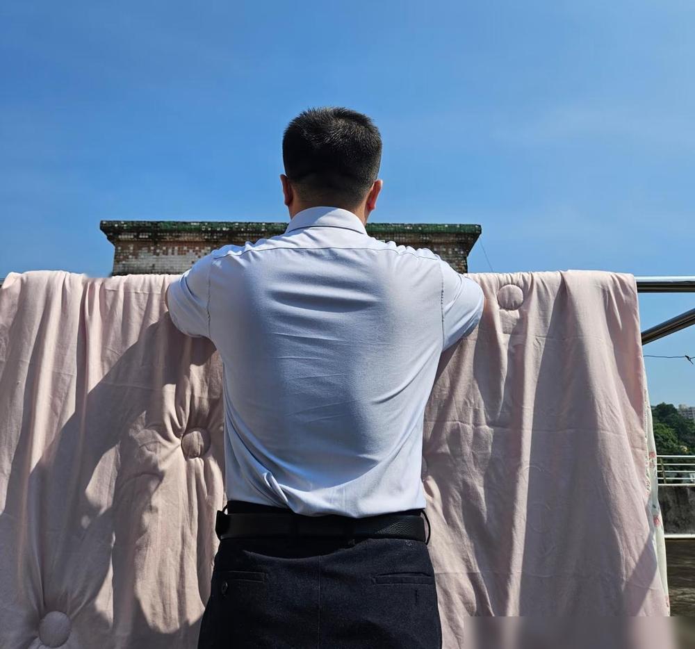 男人掌了权就变样

我以前公司的副总老陈，52岁，管着三百多号人，在单位说话一声