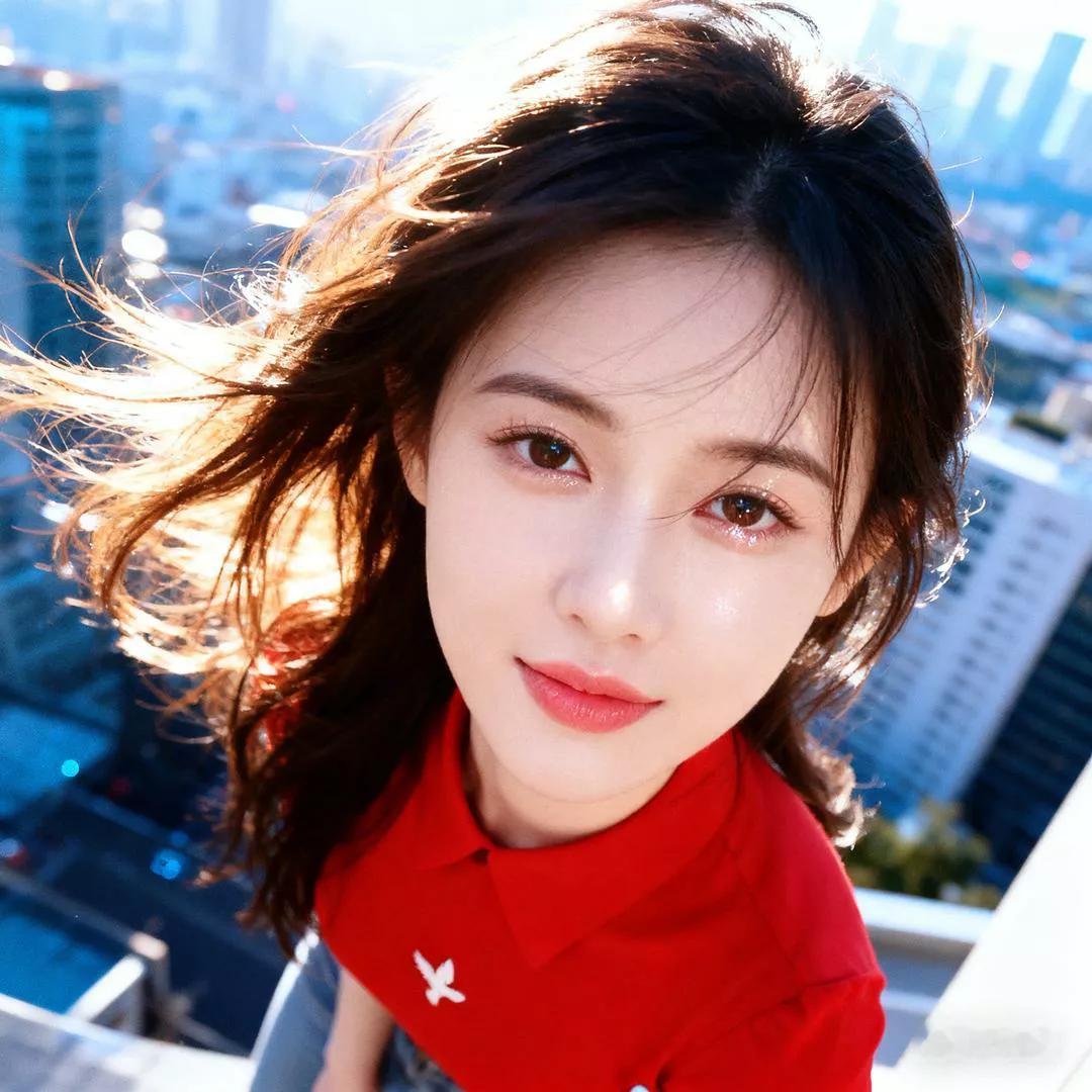 阳光下的温柔微笑，都市女孩的元气穿搭元气甜美穿搭 甜美元气穿搭 明媚动人穿搭 明