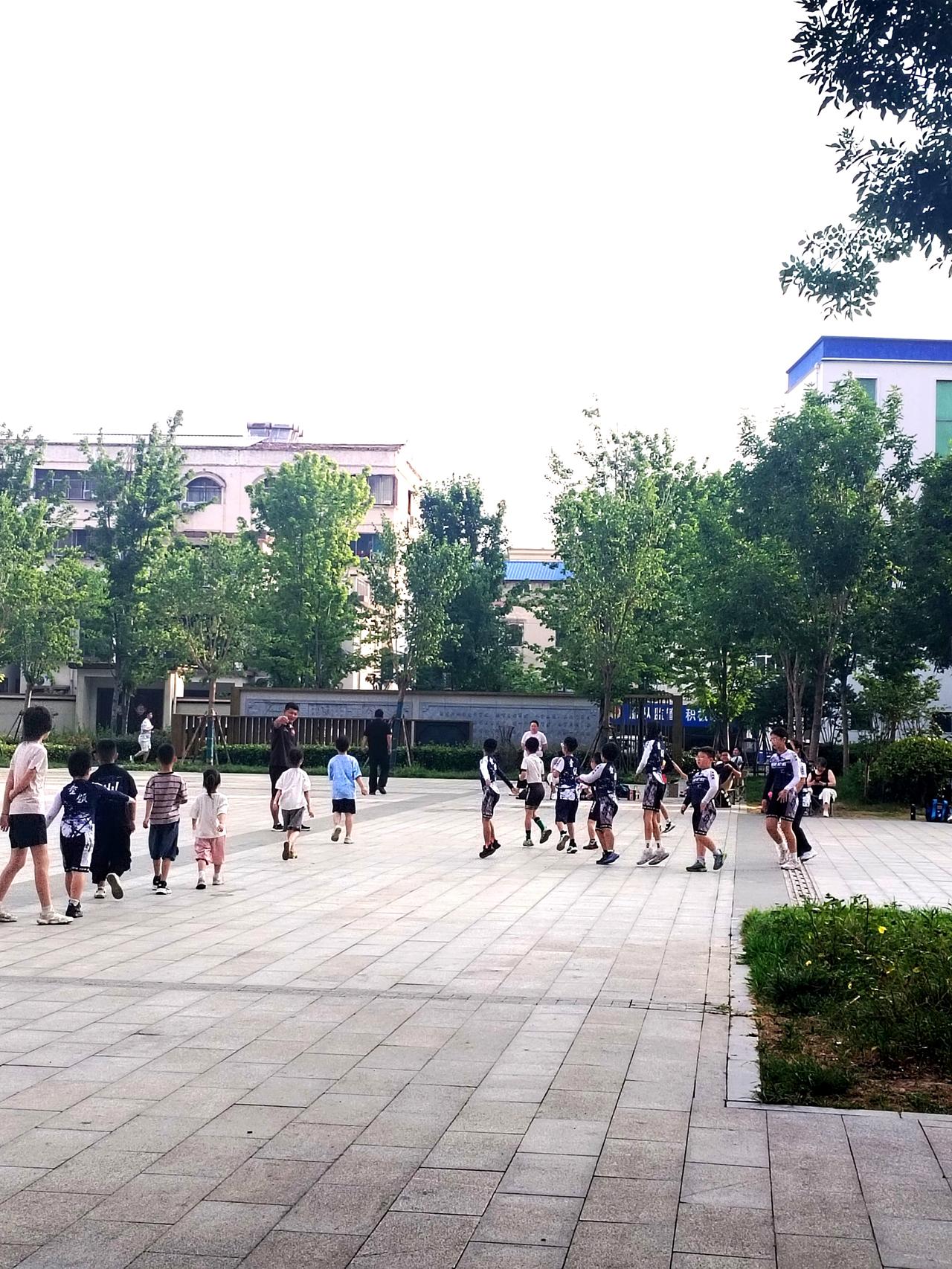 中小学生应该如何保持科学锻炼身体？
中小学生科学锻炼身体，得有个合理的规划。每天
