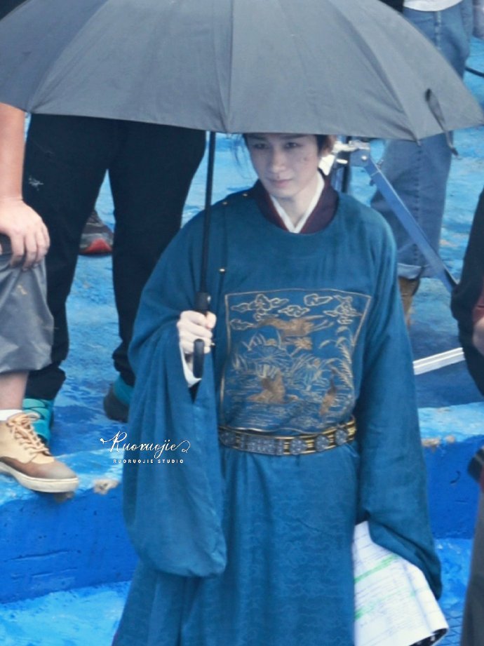 成毅护腰成毅蓝色官服脏脏妆路透 成毅护腰，咱就说成毅注意身体啊，成毅蓝色官服脏脏