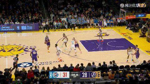 湖人三当家里弗斯真是彻底的怒了！在今天湖人主场迎战雷霆的焦点战中，当时比赛进行到