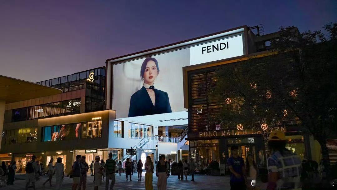 唐嫣 FENDI 地广霸屏释出，多城大屏打卡就位，代言人唐嫣的时尚输出稳定在线。