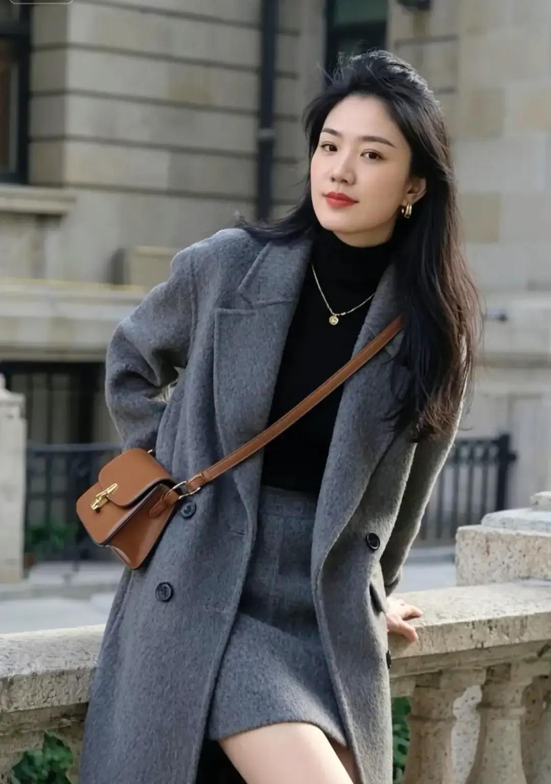 俩人2014年在《星光大道》搭档唱《天边》认识的。那时候挺火，云飞商演最高18万