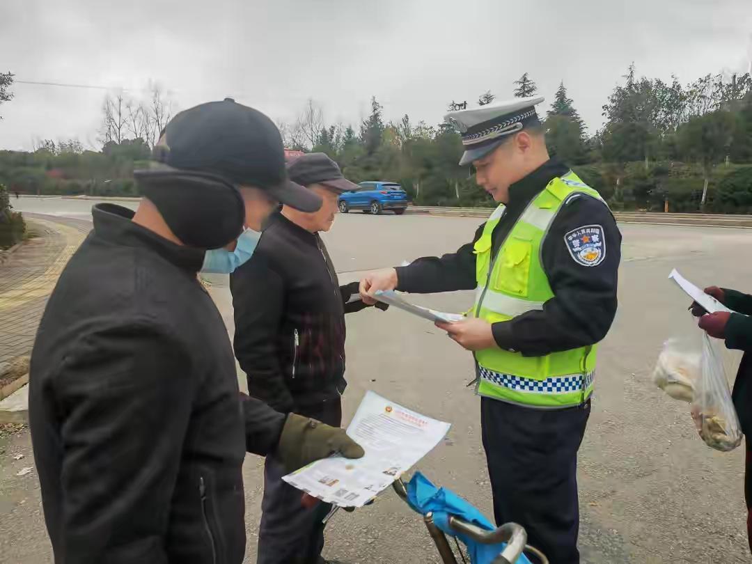 汉中交警一大队“千村宣教”进集市 守护冬季“平安路”

在这个寒意渐浓、节日氛围