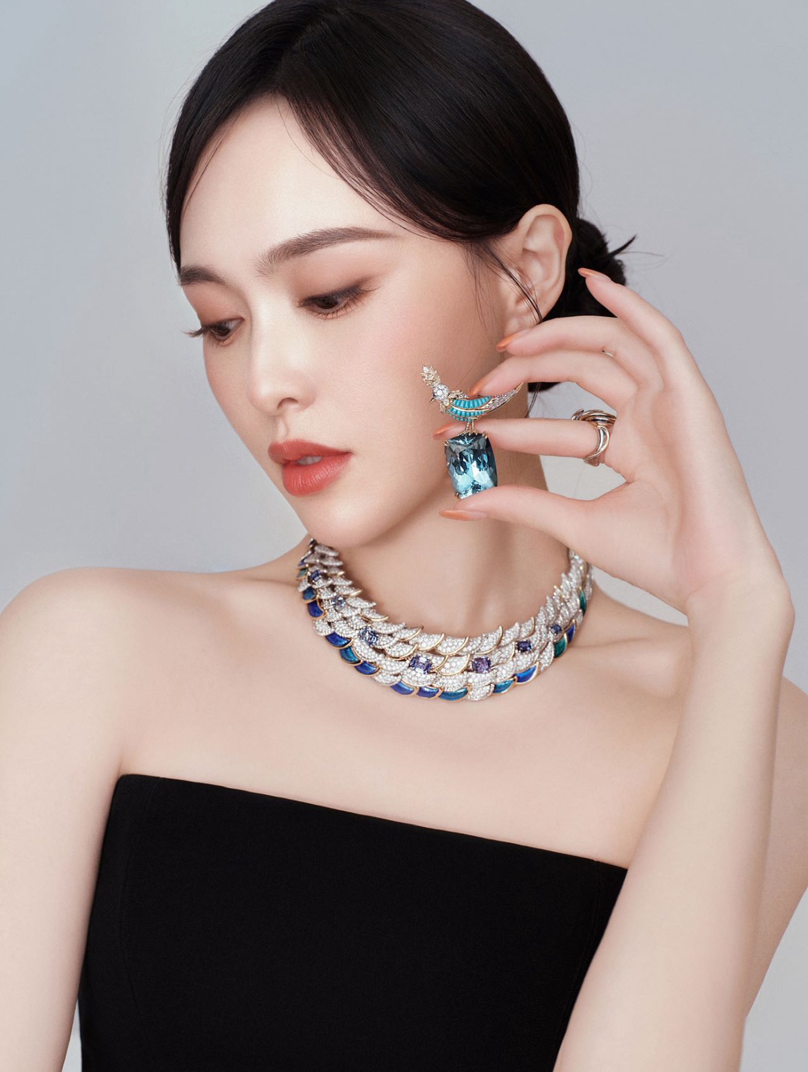 唐嫣和Tiffany珠宝的适配度也太高了，满眼的贵气扑面而来，真的好美，果然时尚