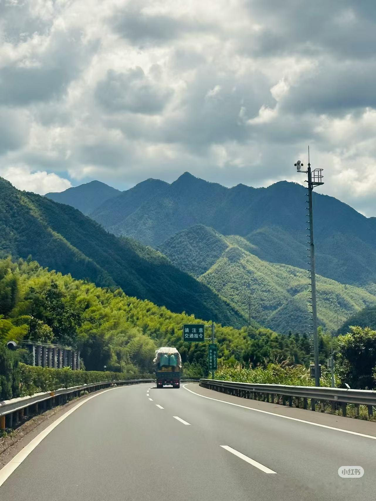 旅行车越来越火是有道理的呀，现在的旅行车功能很丰富，可以睡觉可以洗漱可以吃饭，很