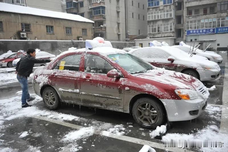 久违的诗

我不知道雪该往哪个方向飘
在这寒夜里被悲伤充斥着每一个神经
青春是个