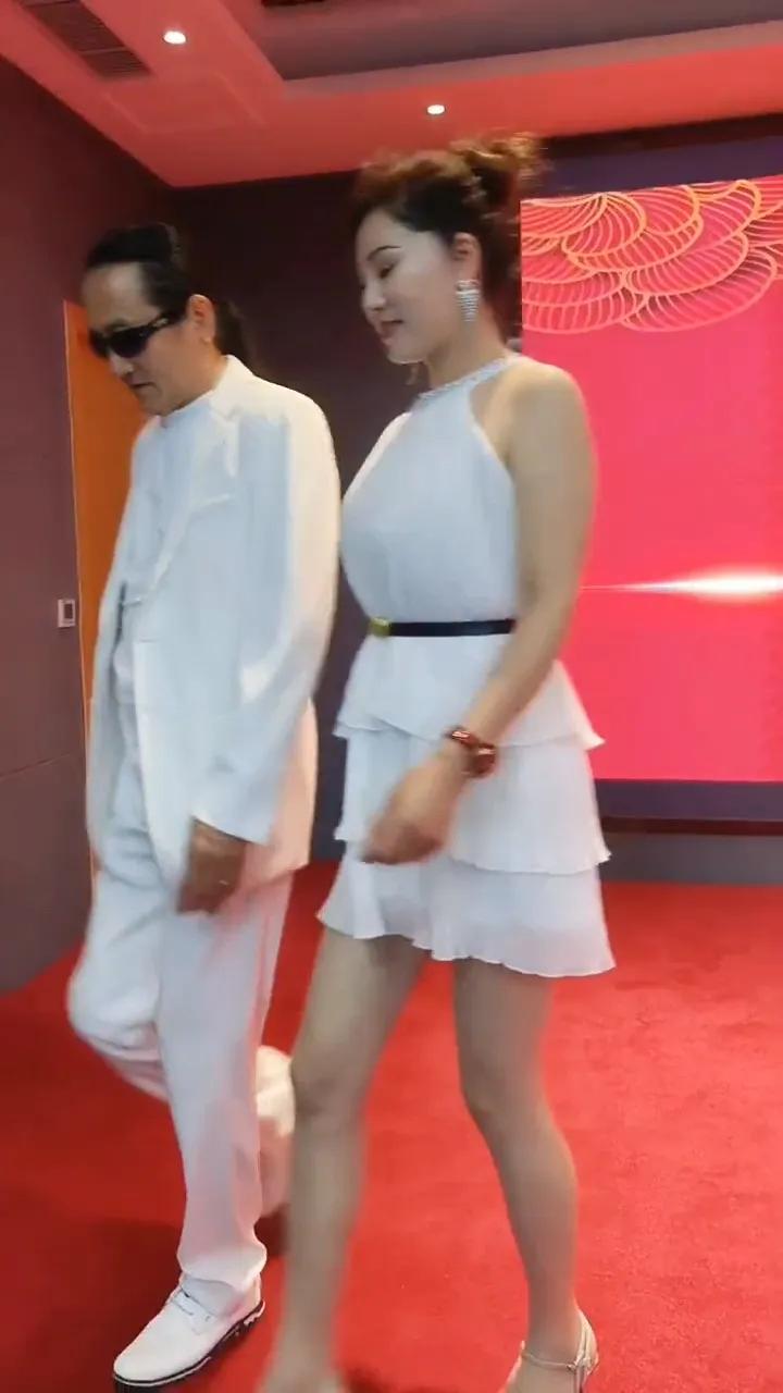 四川大叔酷似著名演员谢贤，戴上墨镜的他更像了，凭着这张明星脸，某商家花了五位数出