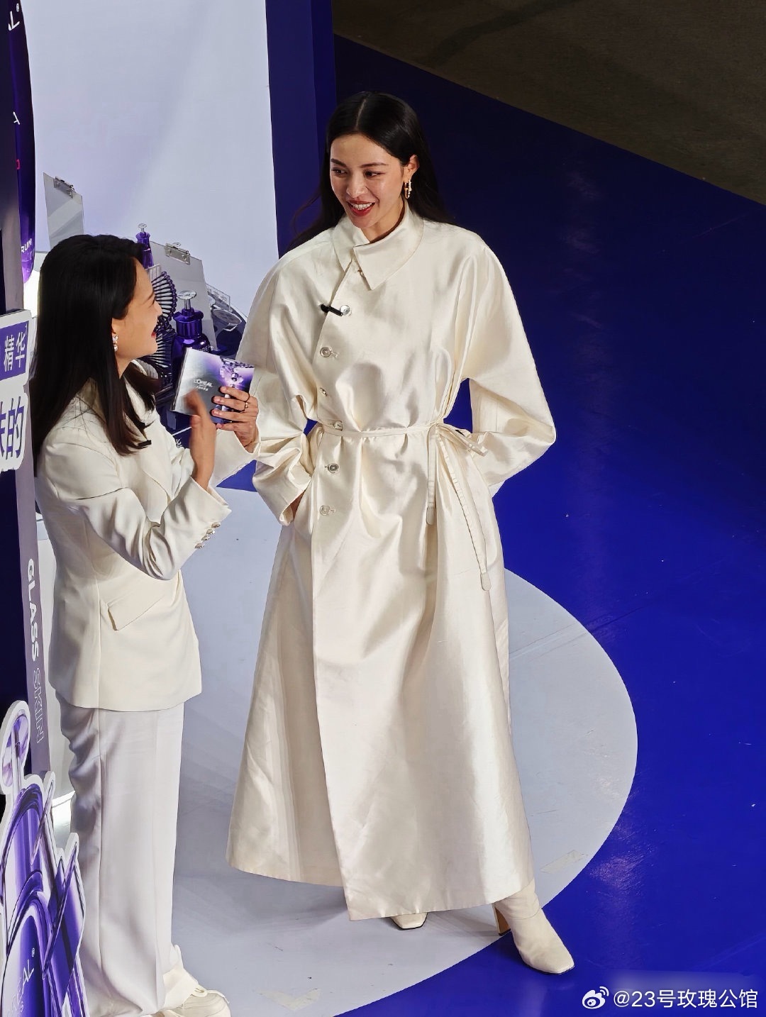 钟楚曦这是穿蒙古袍改良版吧，说真的，这件衣服虽然很素但真的挺好看的。 