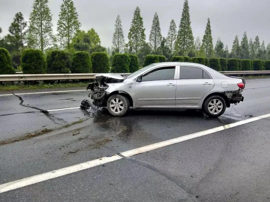 春节从老家返厂搬砖，在高速上又遇到了一个抛锚的汽车，把高速护栏撞得稀巴烂，祈祷车